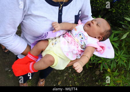 Madiun, Indonesia-January 12, 2017: Neue 20 Tage altes Baby Mädchen von ihrer Mutter abgeholt am 12. Januar 2017 in Madiun, Ost Java, Indonesien Stockfoto