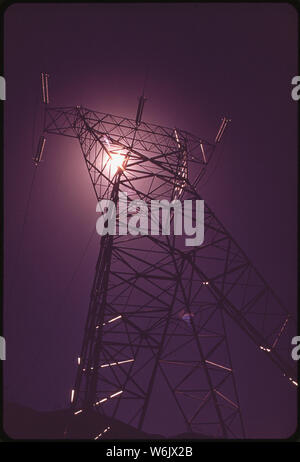 POWER TRANSMISSION TURM AM DALLES DAM AUF DEM COLUMBIA RIVER Stockfoto