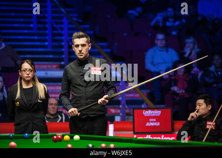 Mark Selby von England hält einen Schuß zu Ding Junhui von China in ihrem Halbfinale während der 2018 Ladbrokes World Grand Prix snooker Turnier Stockfoto