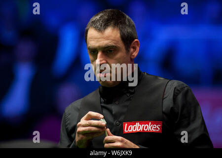 Ronnie O'Sullivan von England Kreiden seine Cue als hält er einen Schuß zu Xiao Guodong von China im Viertelfinale während der 2018 Ladbrokes Wor Stockfoto