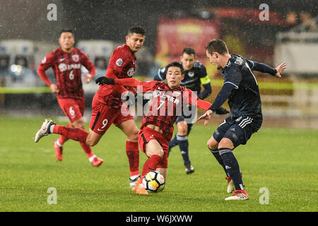 Wu Lei, Mitte, der von China Shanghai SIPG kickt den Ball einen Pass gegen Australien Melbourne Victory FC in der Gruppe F Match im Jahr 2018 eine Stockfoto