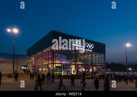 Besucher vorbei an den Alibaba Pavillon für die 2018 Olympischen Winterspiele in Pyeongchang Pyeongchang, Südkorea, 10. Februar 2018. Alibaba Group Stockfoto
