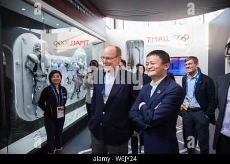 Jack Ma oder Ma Yun, rechts, Vorsitzender der Chinesischen e-commerce Riese Alibaba Group, führt zu Albert II., Fürst von Monaco, an der Alibaba Pavillon für t Stockfoto