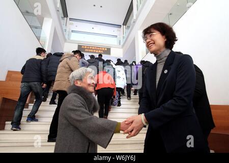 Der 81-jährige Chinesische student Xue Minxiu Posen für Fotos mit einer ihrer Lehrer, wie sie empfängt Grundstudium Diplom der Tianjin University, die Sh Stockfoto