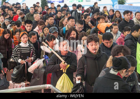 Chinesische Passagiere warten für den Check-in am Kunming South Railway Station während des Frühlings Festival reisen Rush in Kunming City, im Südwesten Chinas Yu Stockfoto