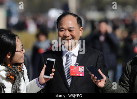 ------ Li Shufu, Vorsitzender der Zhejiang Geely Holding Group Co., Ltd., in der Großen Halle des Volkes der zweiten Plenartagung teilnehmen Stockfoto