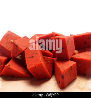 Dutch red Käse. Stück Rotes Pesto Käse mit Tomaten und Paprika Stockfoto