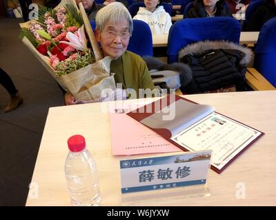 Der 81-jährige Chinesische student Xue Minxiu stellt mit ihrer grundständigen Diplom der Tianjin University, die Sie in Richtung für Jahre gearbeitet hatte, in Tia Stockfoto