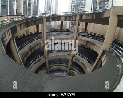 Luftaufnahme der 5-stöckige Wendeltreppe Parkplatz in einem Wohngebiet in Chongqing, China, 11. Februar 2018. Fotos am 11. Februar genommen wurde, zeigte ein Stockfoto