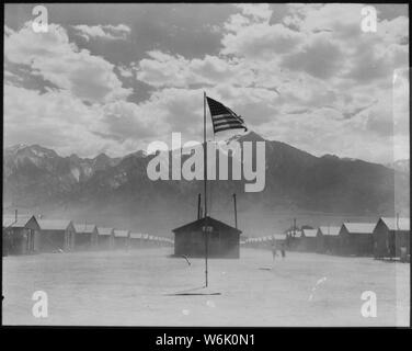 Foto von Staubsturm in Manzanar war Relocation Authority Center, 07/03/1942; Umfang und Inhalt: Original Bildunterschrift: Manzanar, Kalifornien. Staub Sturm an diesem Krieg Relocation Authority center, wo der Evakuierten in der japanischen Vorfahren die Dauer Ausgaben sind. Stockfoto