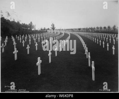 Foto der Aisne-Marne amerikanischen Friedhof, 1928; Umfang und Inhalt: Original Bildunterschrift: Aisne-Marne amerikanischen Friedhof, Belleau, Frankreich. Blick auf Block B, Anzeigen Marmor kreuzt. Die Kreuze folgen die Konformität der Hügel bei Aisne-Marne und eine angenehme Wirkung haben. Stockfoto