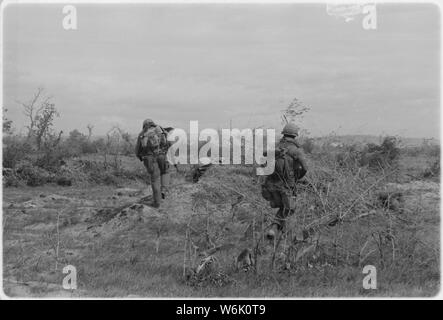 Foto von Marines Kontrolle einen Bunker; Umfang und Inhalt: Original Bildunterschrift: Vietnam.... Männer der 2. Plt., Co.B, 1.Bn., 3 Marines, prüfen, einen Bunker nach dem Blasen mit einer Granate. Stockfoto