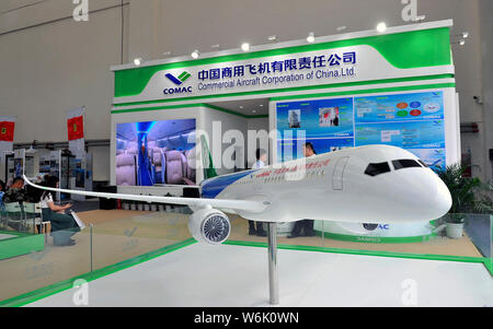 ---- Leute besuchen Sie den Stand von Verkehrsflugzeugen Corporation of China (COMAC) während einer Expo in De Yang Stadt, im Südwesten Chinas Provinz Sichuan, Stockfoto