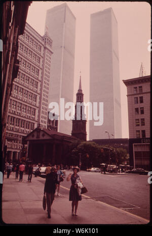 Foto von St. Paul's Kapelle mit den Türmen des World Trade Center im Hintergrund; Umfang und Inhalt: Original Bildunterschrift: Historische Trinity Kirche am unteren Broadway am Fuße der Wall Street. Hinter den Türmen eines von Manhattans neueste Riesen Webstuhl, das World Trade Center. Stockfoto