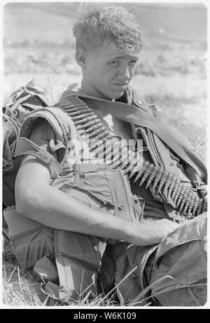 Foto: Private First Class Russell R. Widdifield in Vietnam; Umfang und Inhalt: Englisch: Original Bildunterschrift: Vietnam... Private First Class Russell R. Widdifield 3 Platoon, Firma M, 3rd Battalion, 7th Marine Regiment, nimmt eine Pause während einer Bewegung, 25 Meilen nördlich von einer Hoa, Vietnam Stockfoto