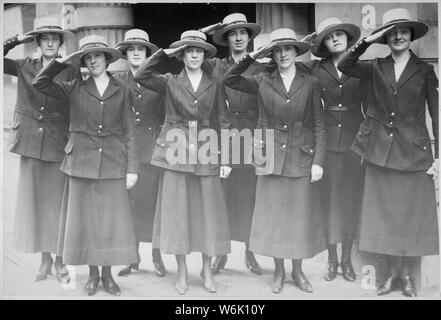 Foto von San Francisco Yeomen am Naval Reserve, 06/1918; Umfang und Inhalt: Original Bildunterschrift: San Francisco Yeomanettes der Naval Reserve, zwölften Bezirk befestigt. San Francisco Bulletin. Stockfoto
