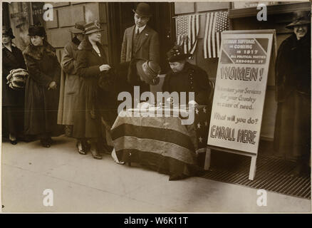 Foto von Frauen Suffragetten; Umfang und Inhalt: Original Bildunterschrift: Frauen Suffragetten ihre Bereitschaft, ihr Land zu Hilfe, wenn Feindseligkeiten zwischen Deutschland und den Vereinigten Staaten brach Anmeldung. Stockfoto