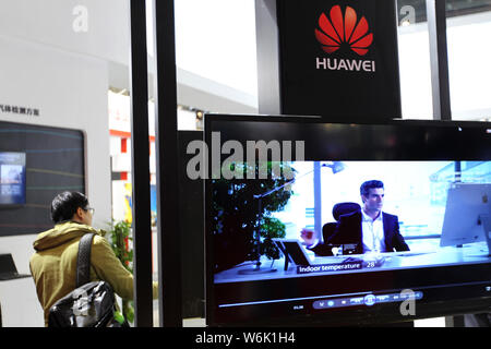 ---- Leute besuchen den Stand der Huawei während einer Ausstellung in Shanghai, China, 27. November 2017. Chinesische Telekommunikationsunternehmen Huawei Techn Stockfoto