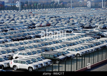 - - Datei - - importierte Autos sind im Hafen von Qingdao in Qingdao Stadt geparkt, der ostchinesischen Provinz Shandong, 24. Januar 2017. China importiert mehr Autos, die ich Stockfoto