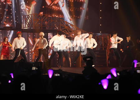 Mitglieder der Koreanischen junge Band Super Junior während der 'Super Zeige 7 Asien Tour Live" Konzert in Hongkong, China, 10. Februar 2018 2018. Stockfoto