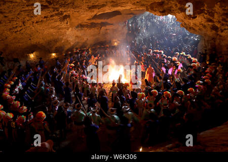 Das chinesische Volk von Miao Minderheit Tanz rund um ein Lagerfeuer in einer Höhle die Tiaodong Festival, was bedeutet, dass "das Springen aus der Höhle" in Guoli zu feiern. Stockfoto