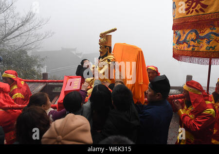 Chinesische Touristen, die 'Gott des Reichtums und am fünften Tag der chinesische Mondjahr oder Frühlingsfest am Mount Qiyun in Beijing, Stockfoto