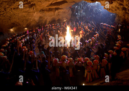 Das chinesische Volk von Miao Minderheit Tanz rund um ein Lagerfeuer in einer Höhle die Tiaodong Festival, was bedeutet, dass "das Springen aus der Höhle" in Guoli zu feiern. Stockfoto