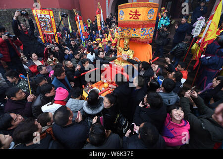 Chinesische Touristen, die 'Gott des Reichtums und am fünften Tag der chinesische Mondjahr oder Frühlingsfest am Mount Qiyun in Beijing, Stockfoto