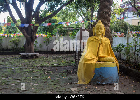 Eine Statue von Buddha in der Nähe der ältesten Kloster in Lumbini, Nepal. Stockfoto
