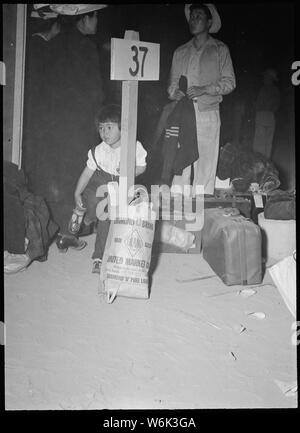 Poston, Arizona. Umsiedler von japanischen Vorfahren an diesem Krieg Relocation Authority Center ankommen. Stockfoto