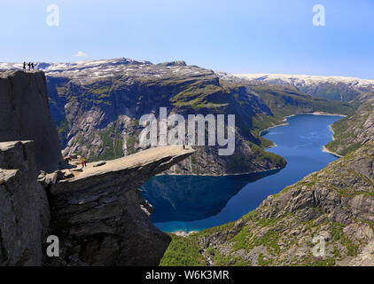 Malerischer Blick auf Trolltunga (Norwegische des berühmten Troll Zunge Ziel) und Ringedalsvatnet See in Odda mit Wanderer Ansehen des Rock, Norwegen Stockfoto