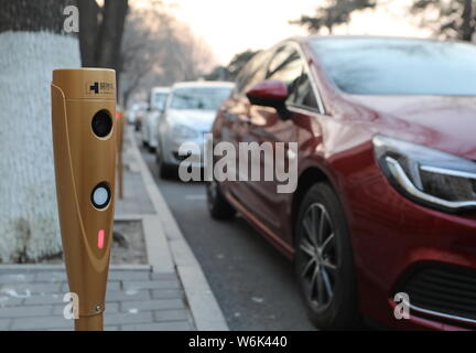 Eine elektronische Maut Stapel für die elektronische Parkgebühr System ist auf einer Straße in Peking, China installiert, 6. Februar 2018. Peking plan Stockfoto