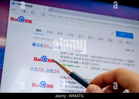 ---- Einen chinesischen Netizen durchsucht die Website von Baidu Baike, die Online Enzyklopädie der Suchmaschine Baidu, in Guangzhou City, South China Guangdo Stockfoto