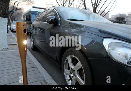 Eine elektronische Maut Stapel für die elektronische Parkgebühr System ist auf einer Straße in Peking, China installiert, 6. Februar 2018. Peking plan Stockfoto