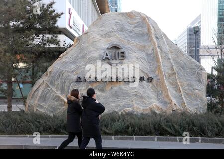---- Fußgänger vorbei an den Hauptsitz der Asiatischen Infrastruktur Investitionsbank (AIIB) in Peking, China, 11. Dezember 2017. Die asiatische Inf Stockfoto