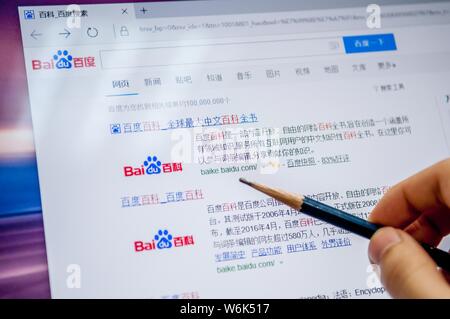 ---- Einen chinesischen Netizen durchsucht die Website von Baidu Baike, die Online Enzyklopädie der Suchmaschine Baidu, in Guangzhou City, South China Guangdo Stockfoto