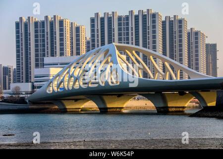 Landschaft der Coral Bridge, Shanbubei Qiao in Chinesisch, ein Wahrzeichen der Küstenstadt Qingdao in der ostchinesischen Stadt, Provinz Shandong, 23. Februar Stockfoto