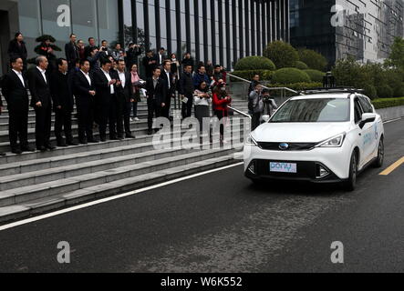 Eine Selbstfahrer Auto fährt bei einem Test in Guangzhou City, der südchinesischen Provinz Guangdong, am 2. Februar 2018. Sechs selbstfahrender Autos haben Erfolg Stockfoto