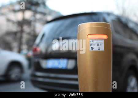 Eine elektronische Maut Stapel für die elektronische Parkgebühr System ist auf einer Straße in Peking, China installiert, 6. Februar 2018. Peking plan Stockfoto