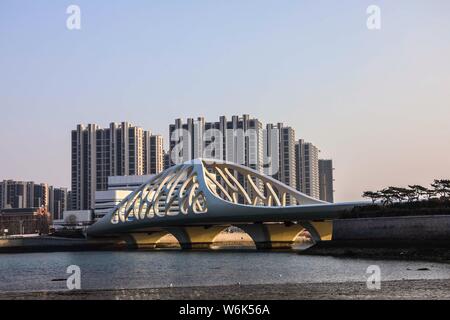 Landschaft der Coral Bridge, Shanbubei Qiao in Chinesisch, ein Wahrzeichen der Küstenstadt Qingdao in der ostchinesischen Stadt, Provinz Shandong, 23. Februar Stockfoto