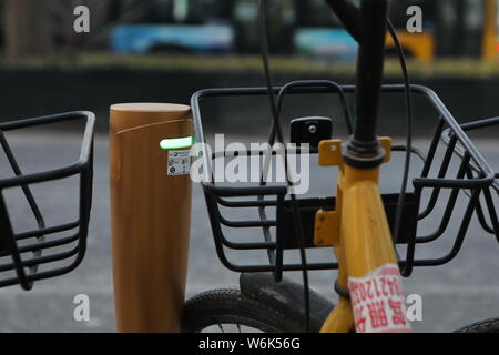 Eine elektronische Maut Stapel für die elektronische Parkgebühr System ist auf einer Straße in Peking, China installiert, 6. Februar 2018. Peking plan Stockfoto