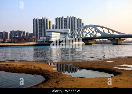 Landschaft der Coral Bridge, Shanbubei Qiao in Chinesisch, ein Wahrzeichen der Küstenstadt Qingdao in der ostchinesischen Stadt, Provinz Shandong, 23. Februar Stockfoto