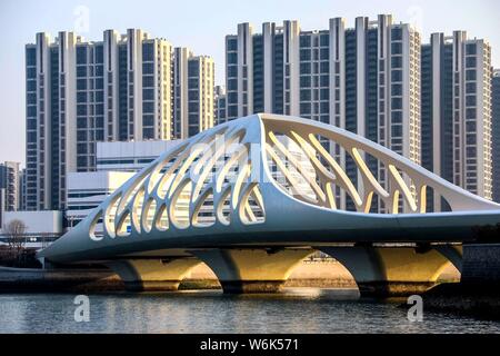 Landschaft der Coral Bridge, Shanbubei Qiao in Chinesisch, ein Wahrzeichen der Küstenstadt Qingdao in der ostchinesischen Stadt, Provinz Shandong, 23. Februar Stockfoto