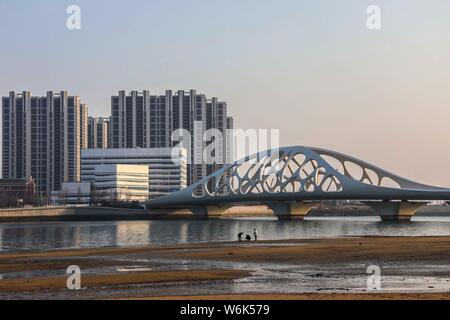 Landschaft der Coral Bridge, Shanbubei Qiao in Chinesisch, ein Wahrzeichen der Küstenstadt Qingdao in der ostchinesischen Stadt, Provinz Shandong, 23. Februar Stockfoto