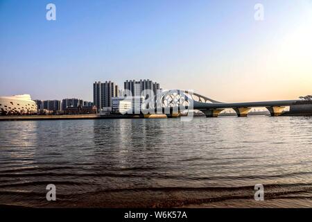 Landschaft der Coral Bridge, Shanbubei Qiao in Chinesisch, ein Wahrzeichen der Küstenstadt Qingdao in der ostchinesischen Stadt, Provinz Shandong, 23. Februar Stockfoto