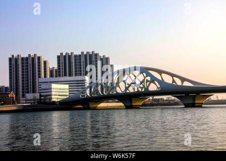 Landschaft der Coral Bridge, Shanbubei Qiao in Chinesisch, ein Wahrzeichen der Küstenstadt Qingdao in der ostchinesischen Stadt, Provinz Shandong, 23. Februar Stockfoto