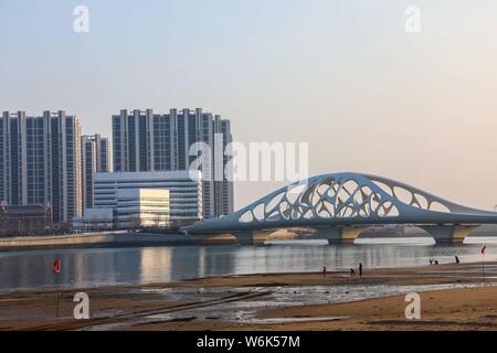 Landschaft der Coral Bridge, Shanbubei Qiao in Chinesisch, ein Wahrzeichen der Küstenstadt Qingdao in der ostchinesischen Stadt, Provinz Shandong, 23. Februar Stockfoto