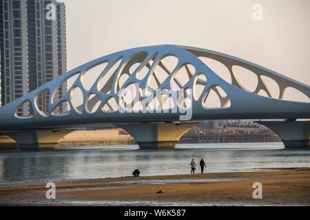 Landschaft der Coral Bridge, Shanbubei Qiao in Chinesisch, ein Wahrzeichen der Küstenstadt Qingdao in der ostchinesischen Stadt, Provinz Shandong, 23. Februar Stockfoto