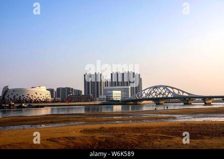 Landschaft der Coral Bridge, Shanbubei Qiao in Chinesisch, ein Wahrzeichen der Küstenstadt Qingdao in der ostchinesischen Stadt, Provinz Shandong, 23. Februar Stockfoto