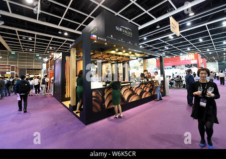 ---- Leute besuchen, einen Stand der chilenischen Wein auf der Ausstellungsfläche während einer Weinmesse in Hongkong, China, 9. November 2017. China ist einer der Lea Stockfoto